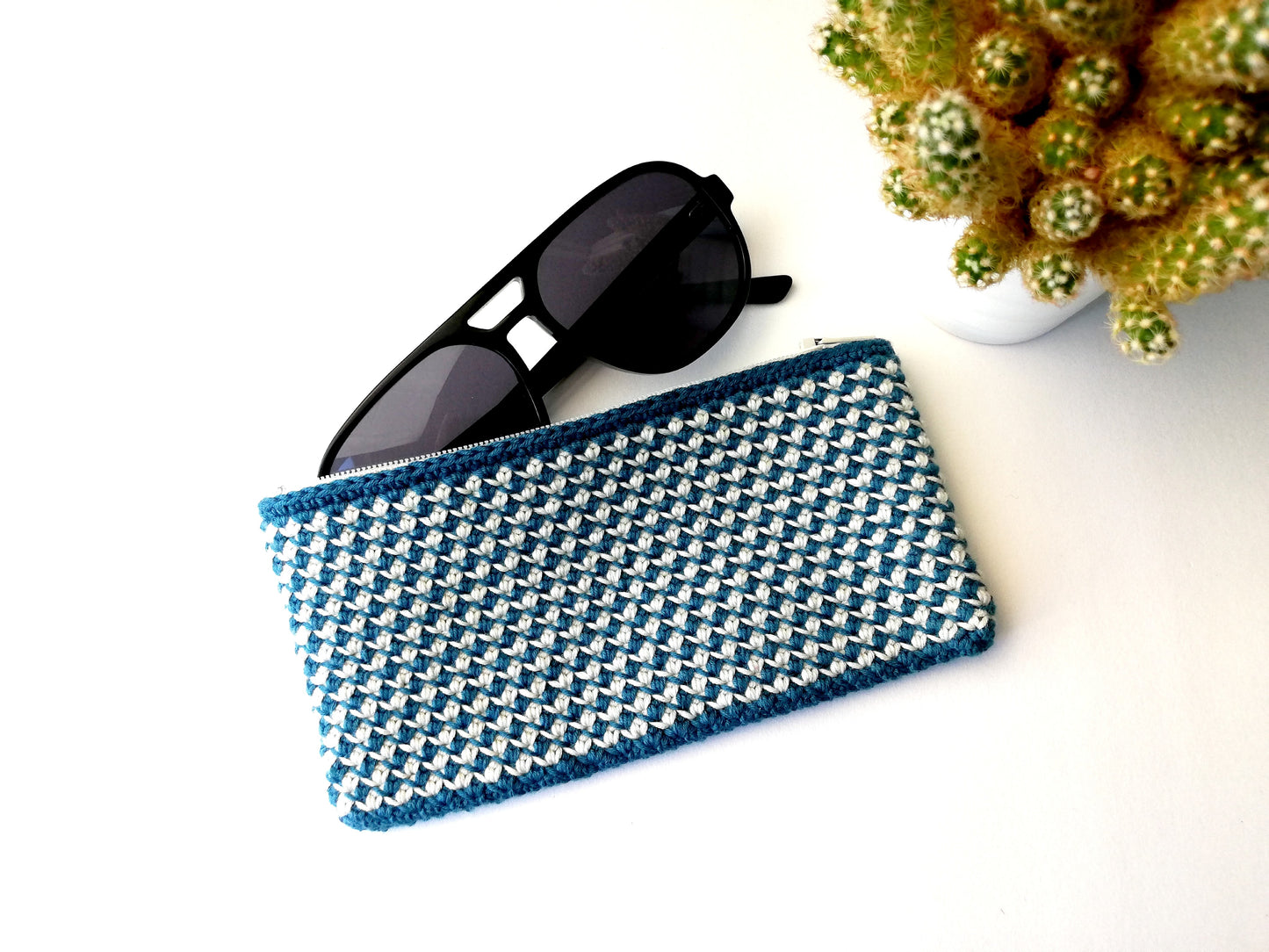 Crochet zipper pouch for sunglasses Caroline