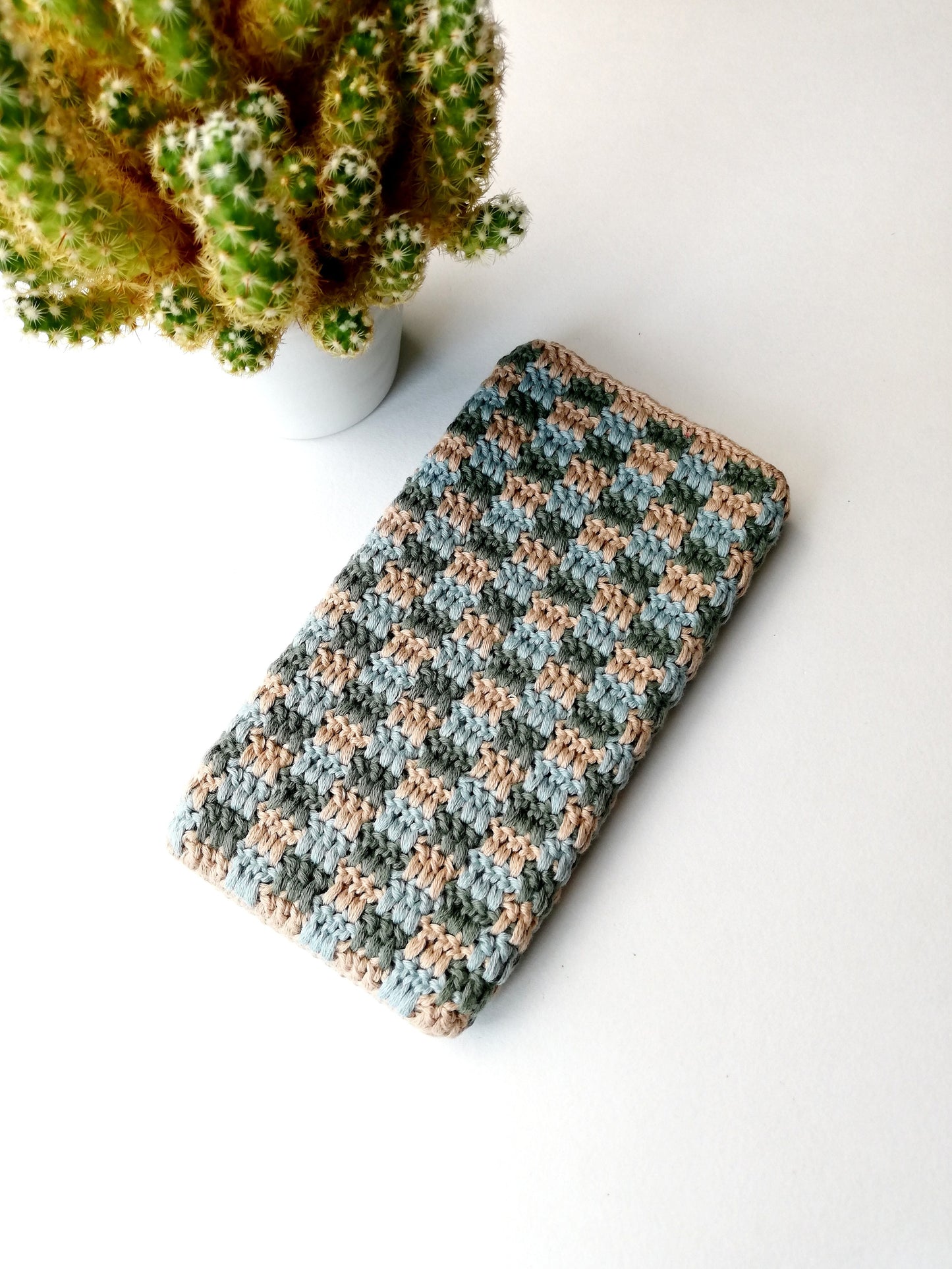 Interlocking blocks crochet phone case