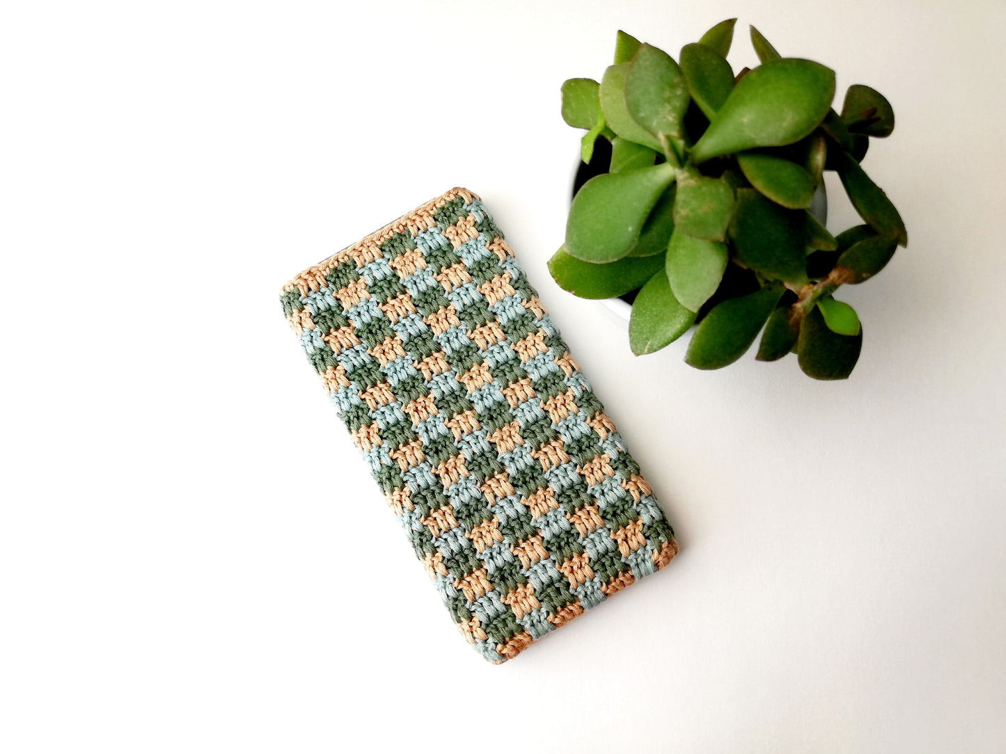 Interlocking blocks crochet phone case
