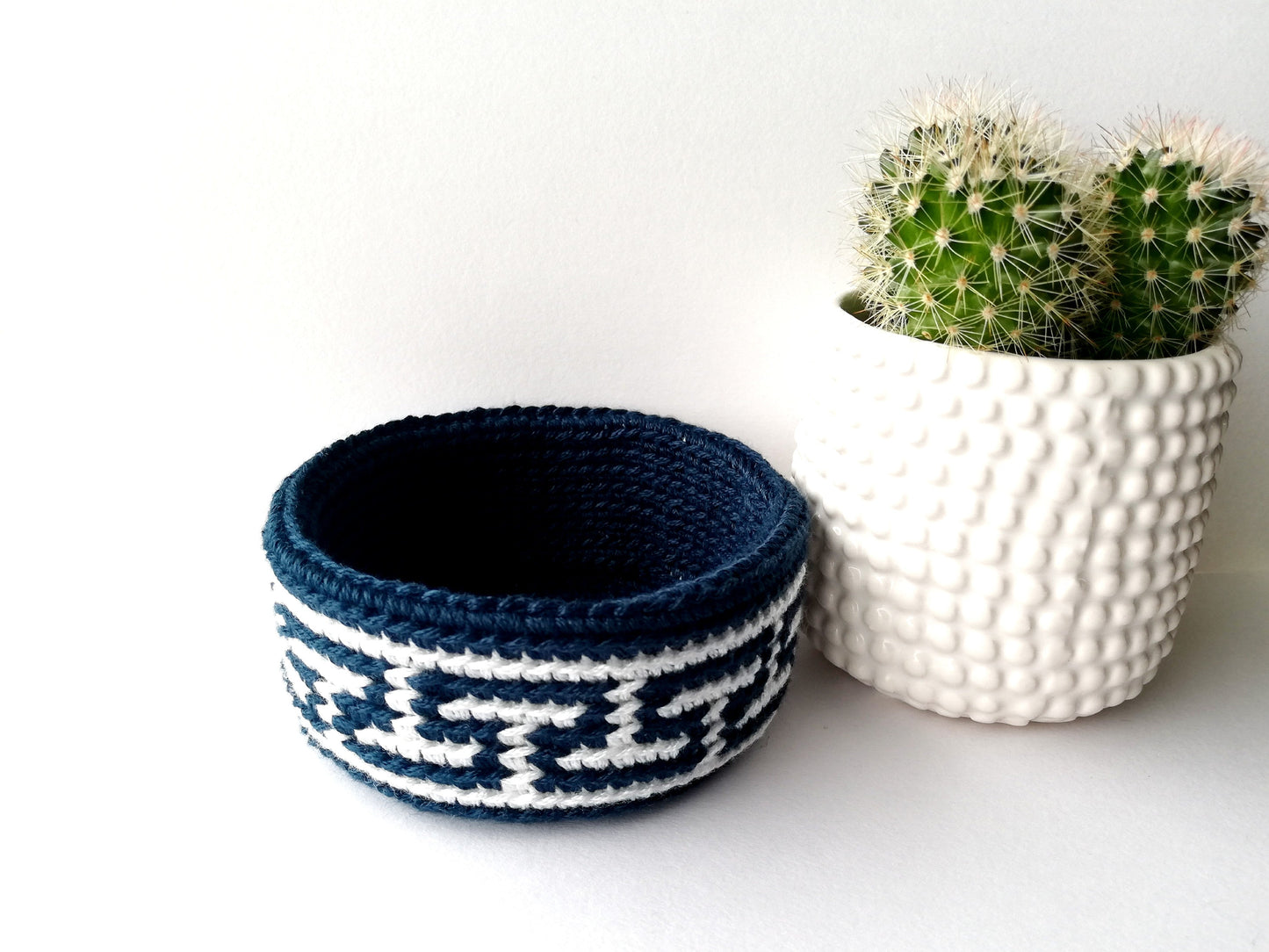 Canasta en crochet tapestry Meandro