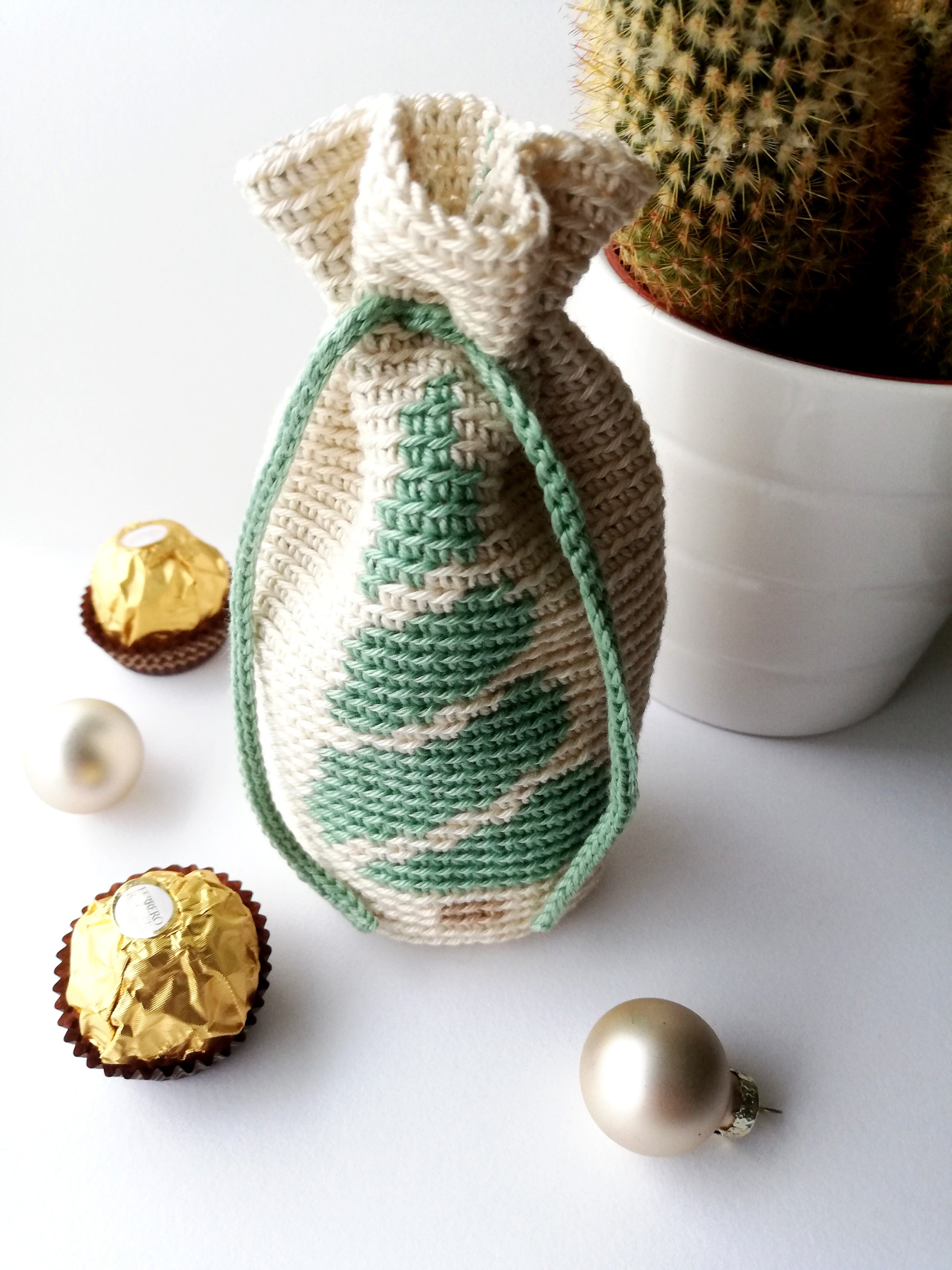 How To Crochet: Christmas Tree Drawstring Pouch