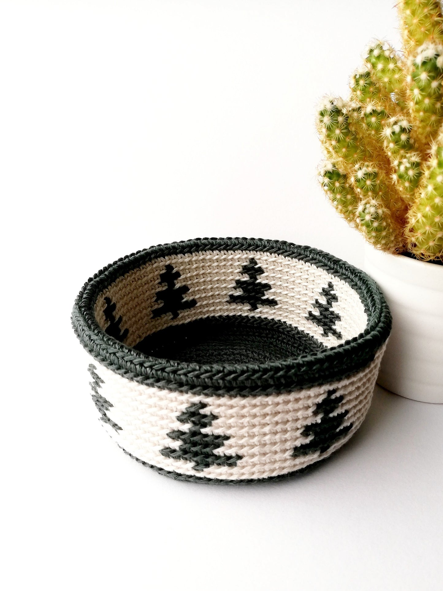 Canasta en crochet con árboles de Navidad