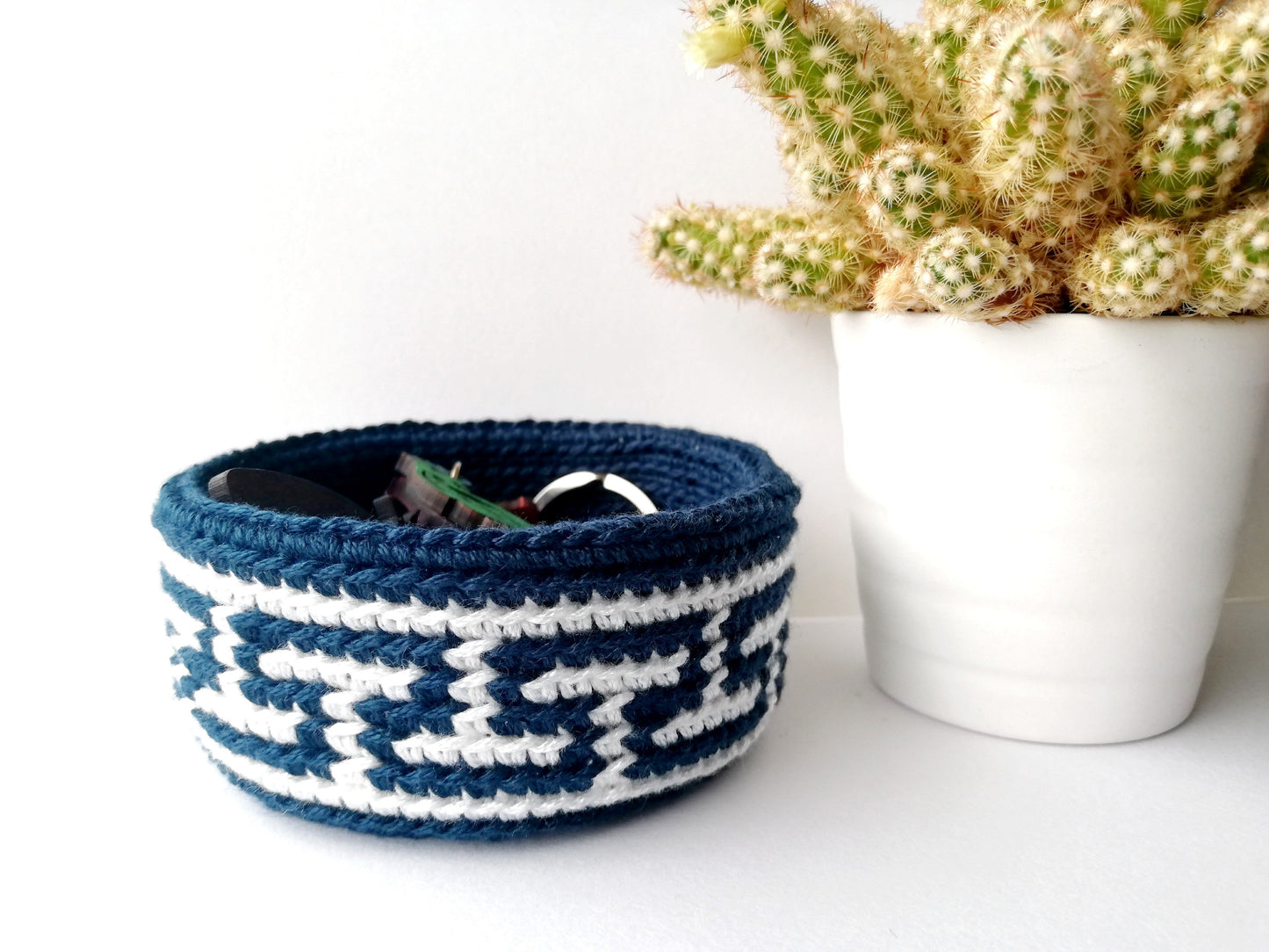 Canasta en crochet tapestry Meandro