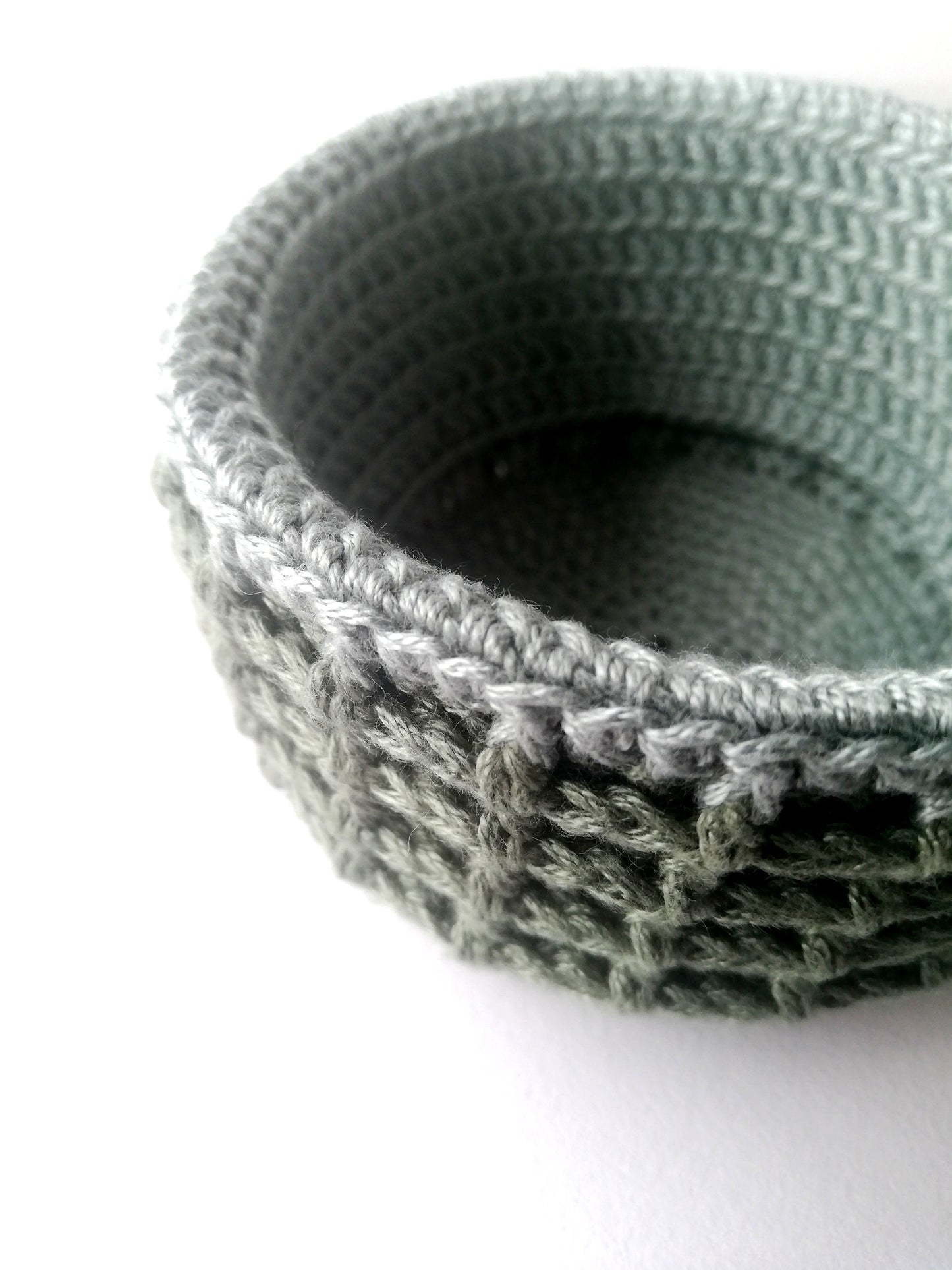 Canasta en crochet en punto waffle