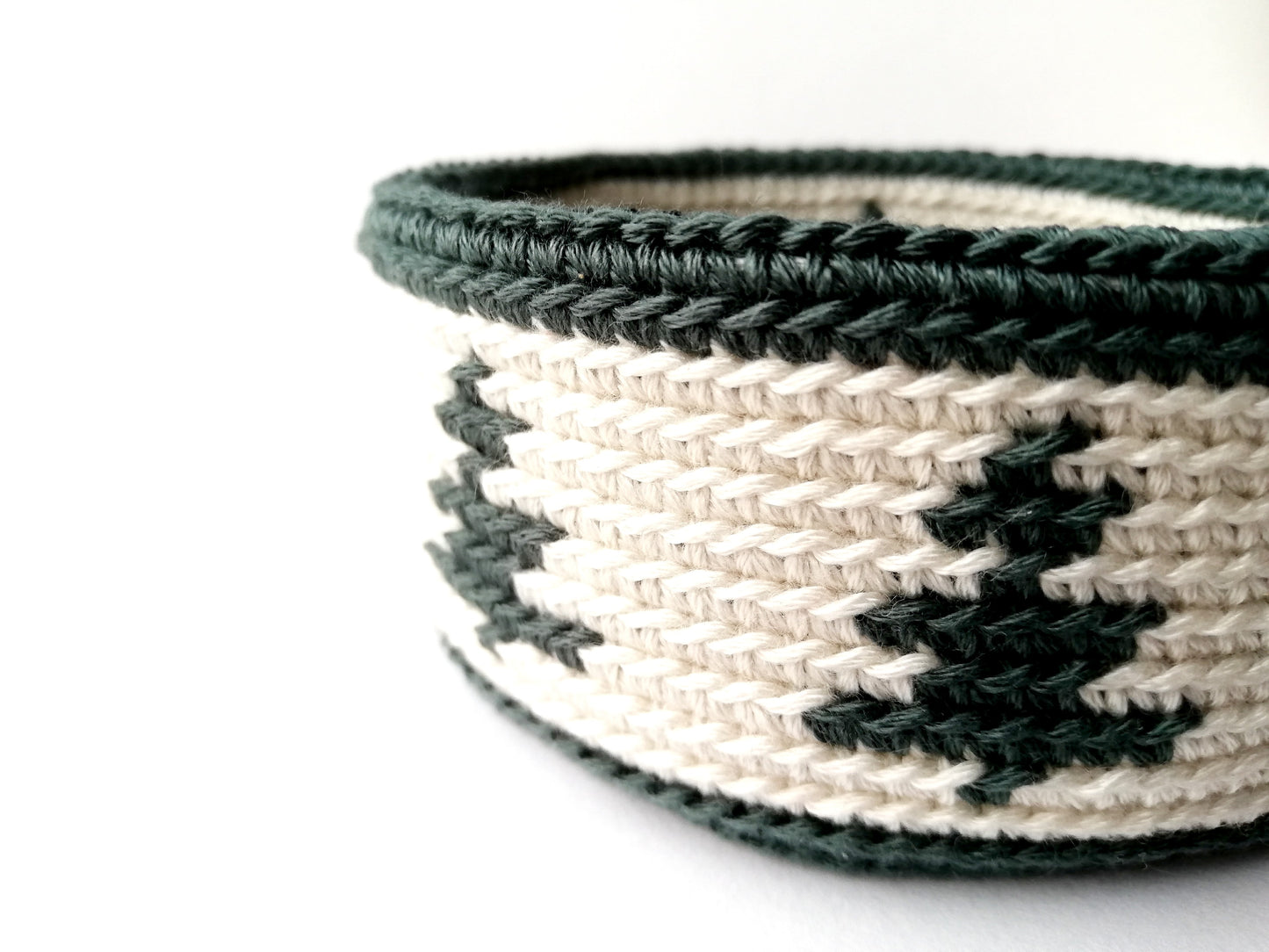 Canasta en crochet con árboles de Navidad