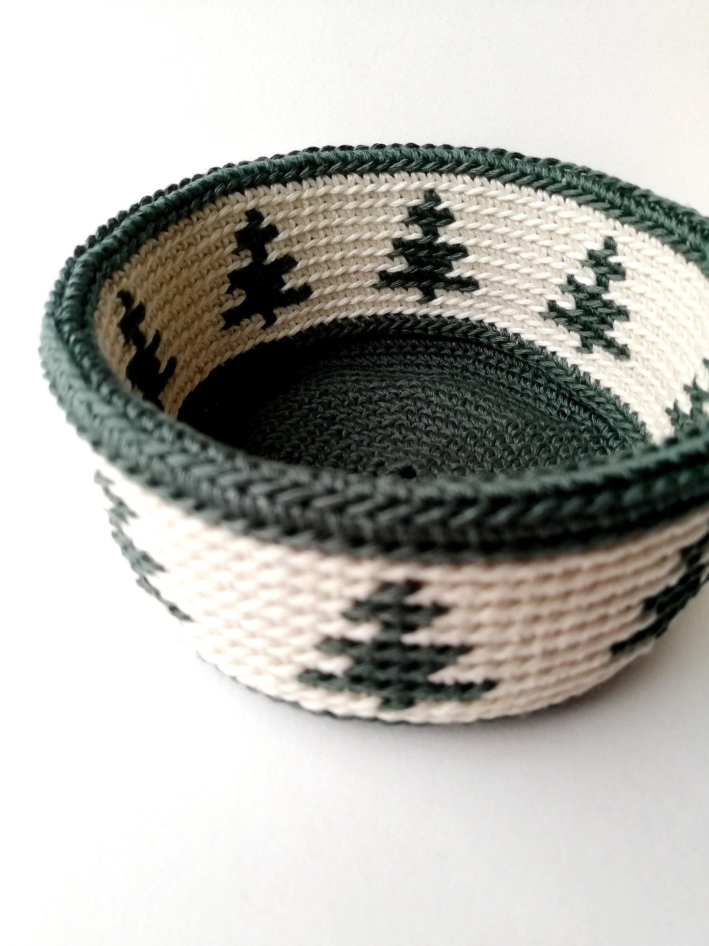 Canasta en crochet con árboles de Navidad