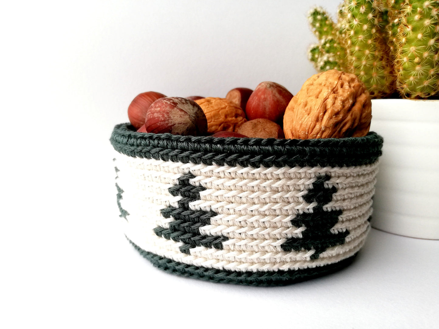 Canasta en crochet con árboles de Navidad