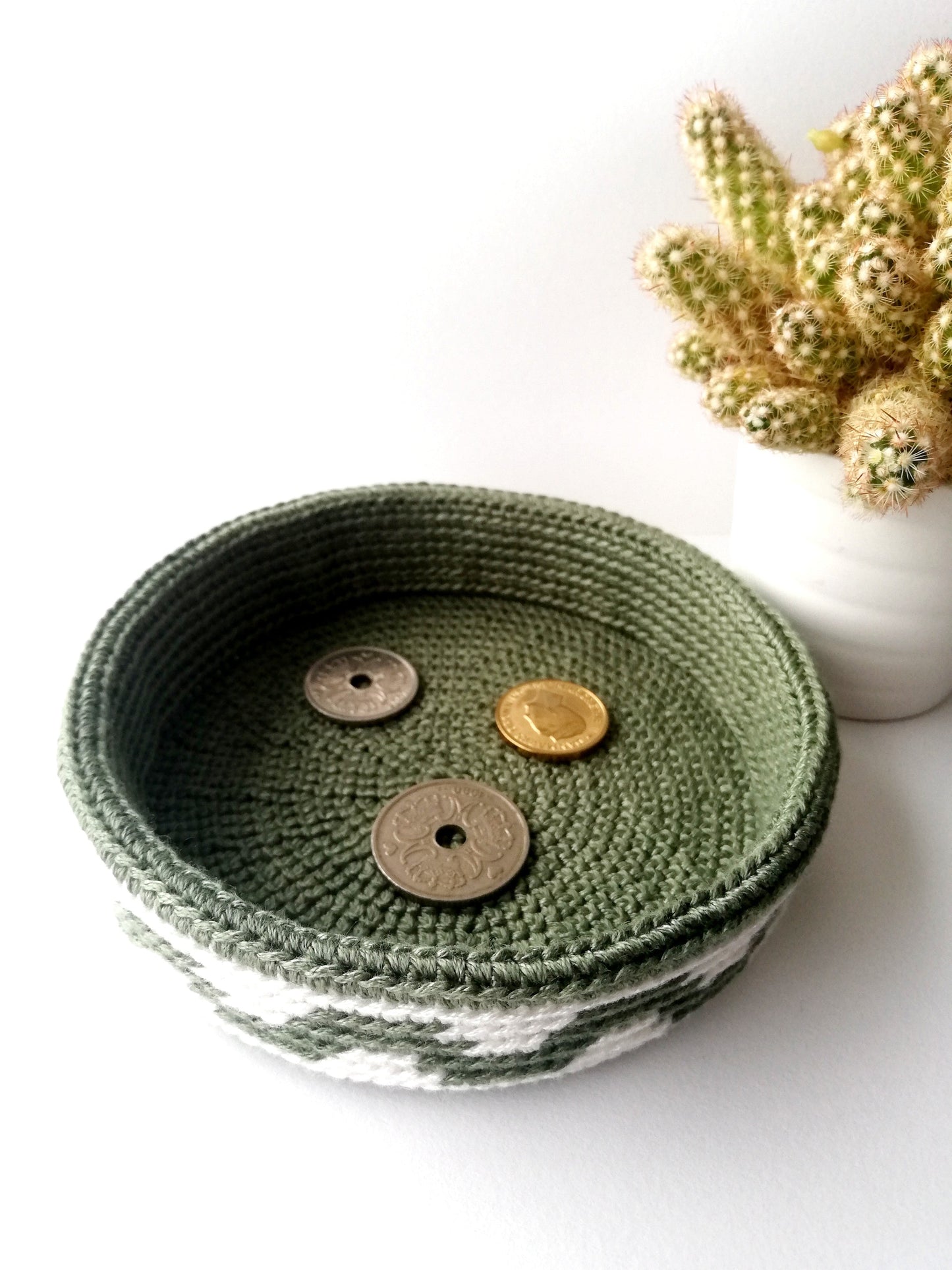 Tapestry crochet basket Wave