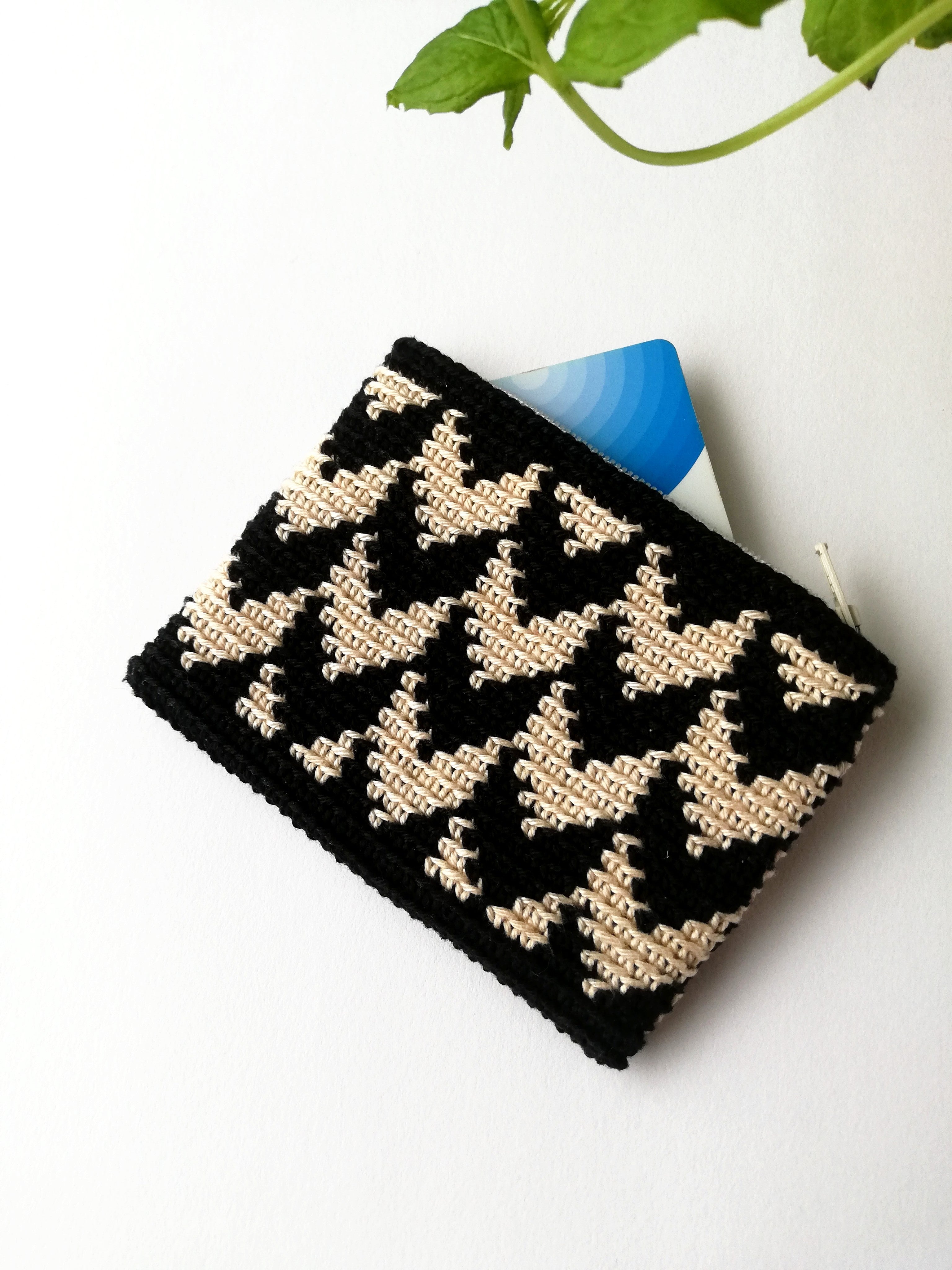 Symmetria TAPESTRY POUCH  Free TAPESTRY CROCHET pattern for bag WITH  LINING AND ZIPPER 