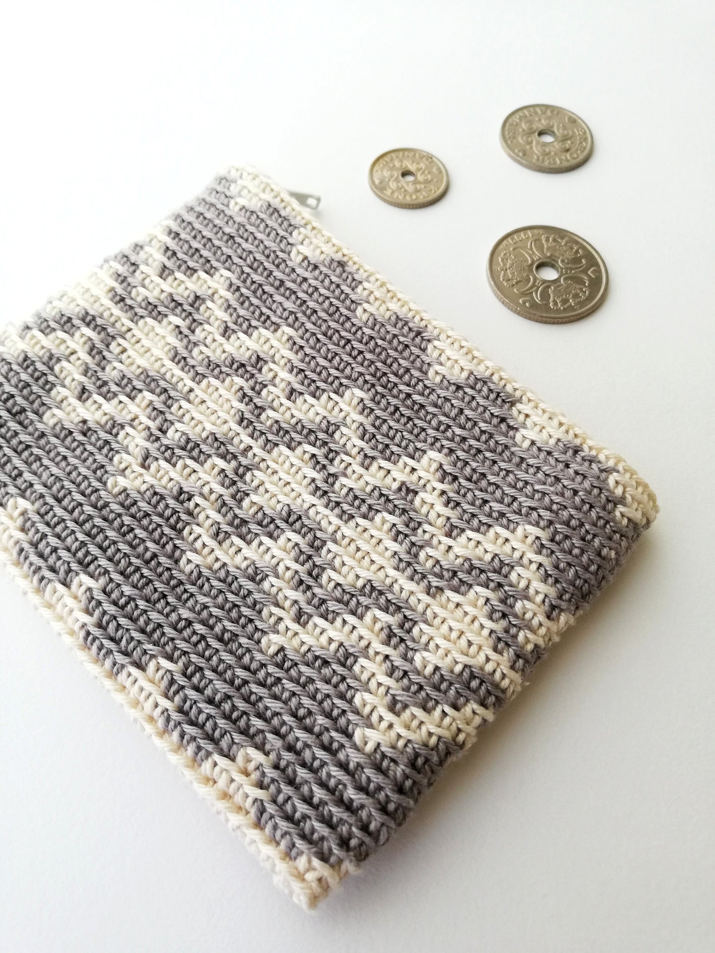 Zigzag diamond pouch