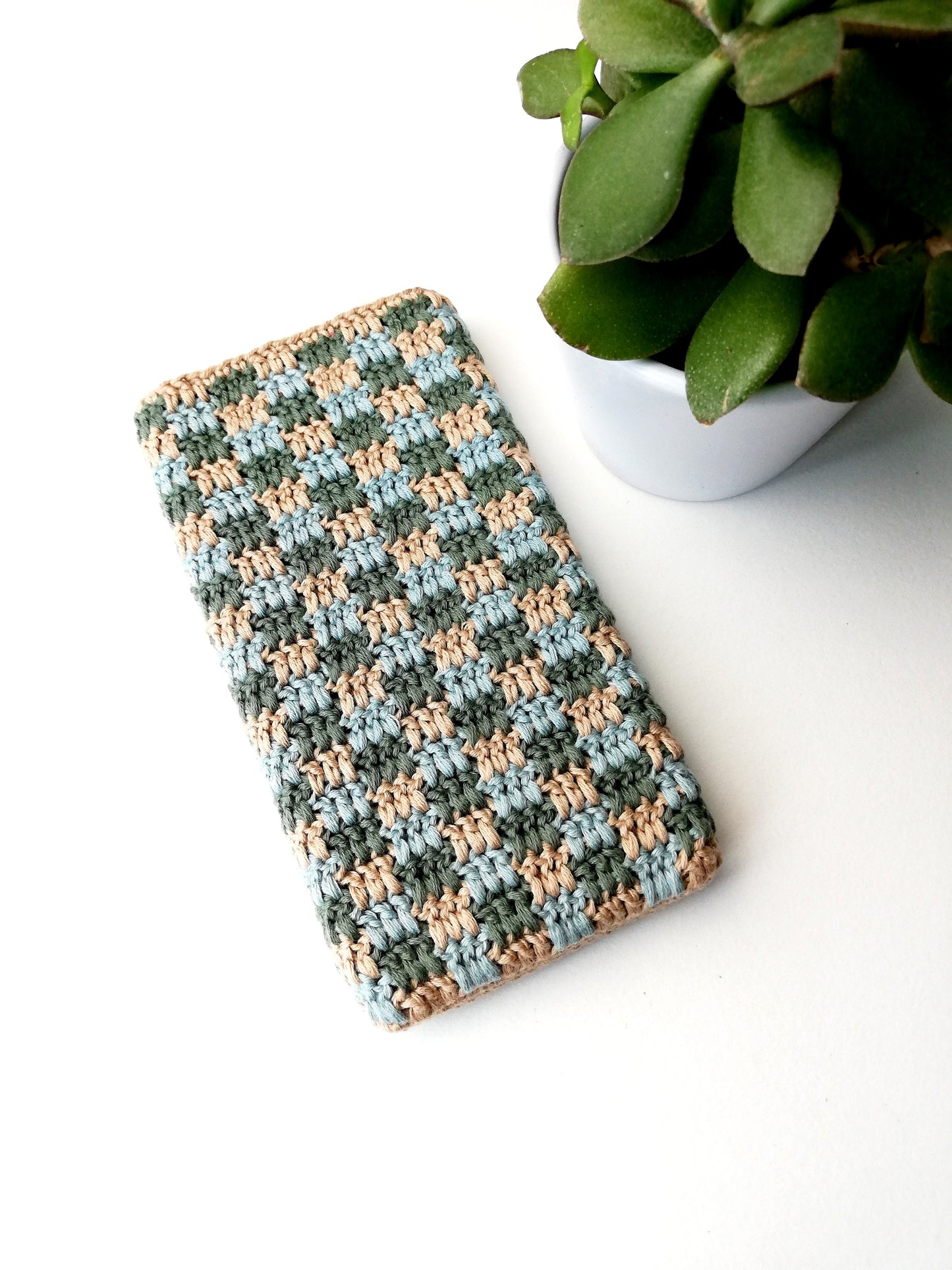 Interlocking blocks crochet phone case