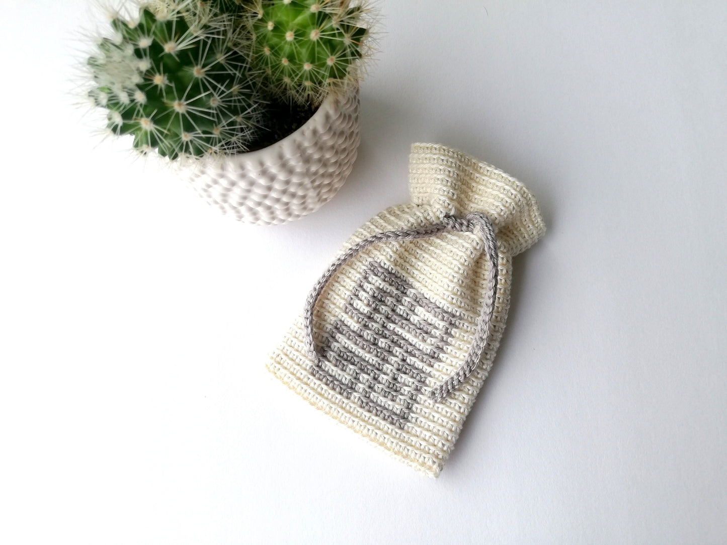 Bolsita con cordón en crochet tapestry con nudo Celta