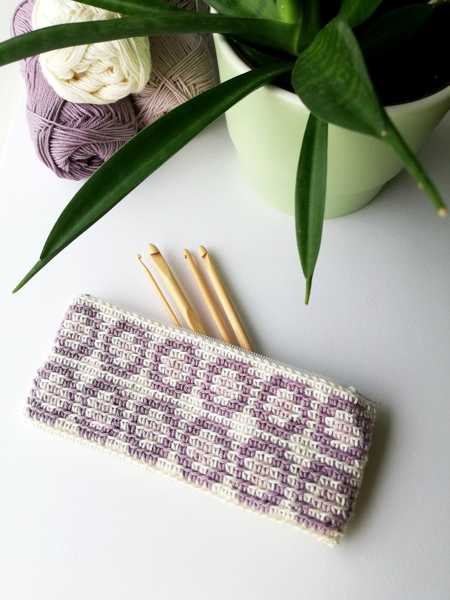 Circles crochet pouch
