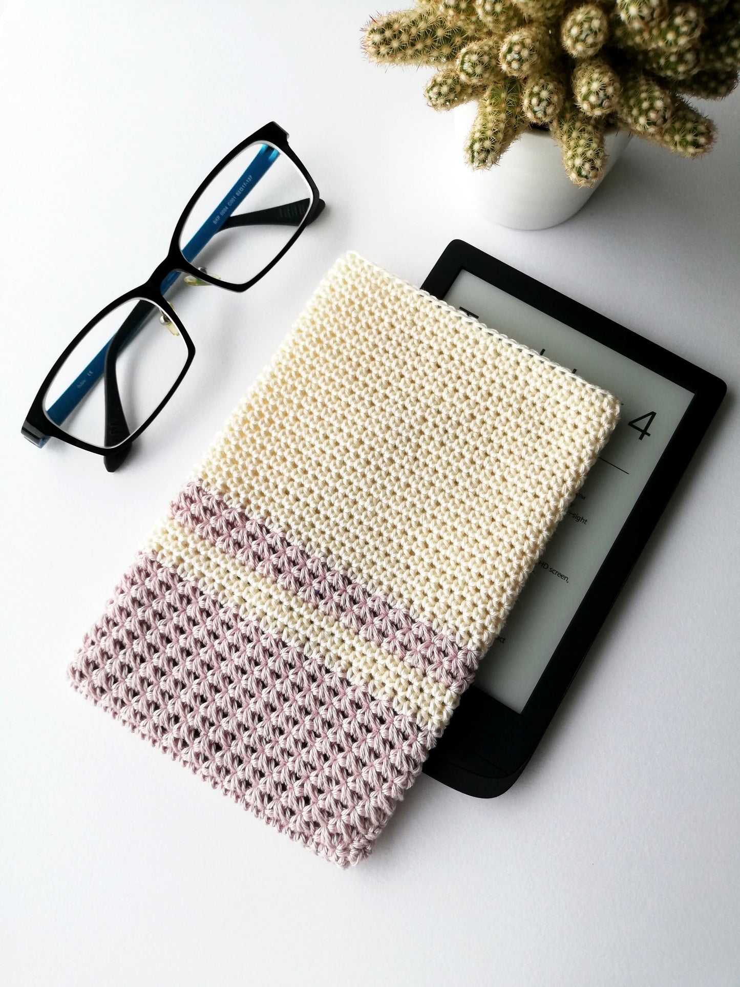 Crochet eReader case Trinity