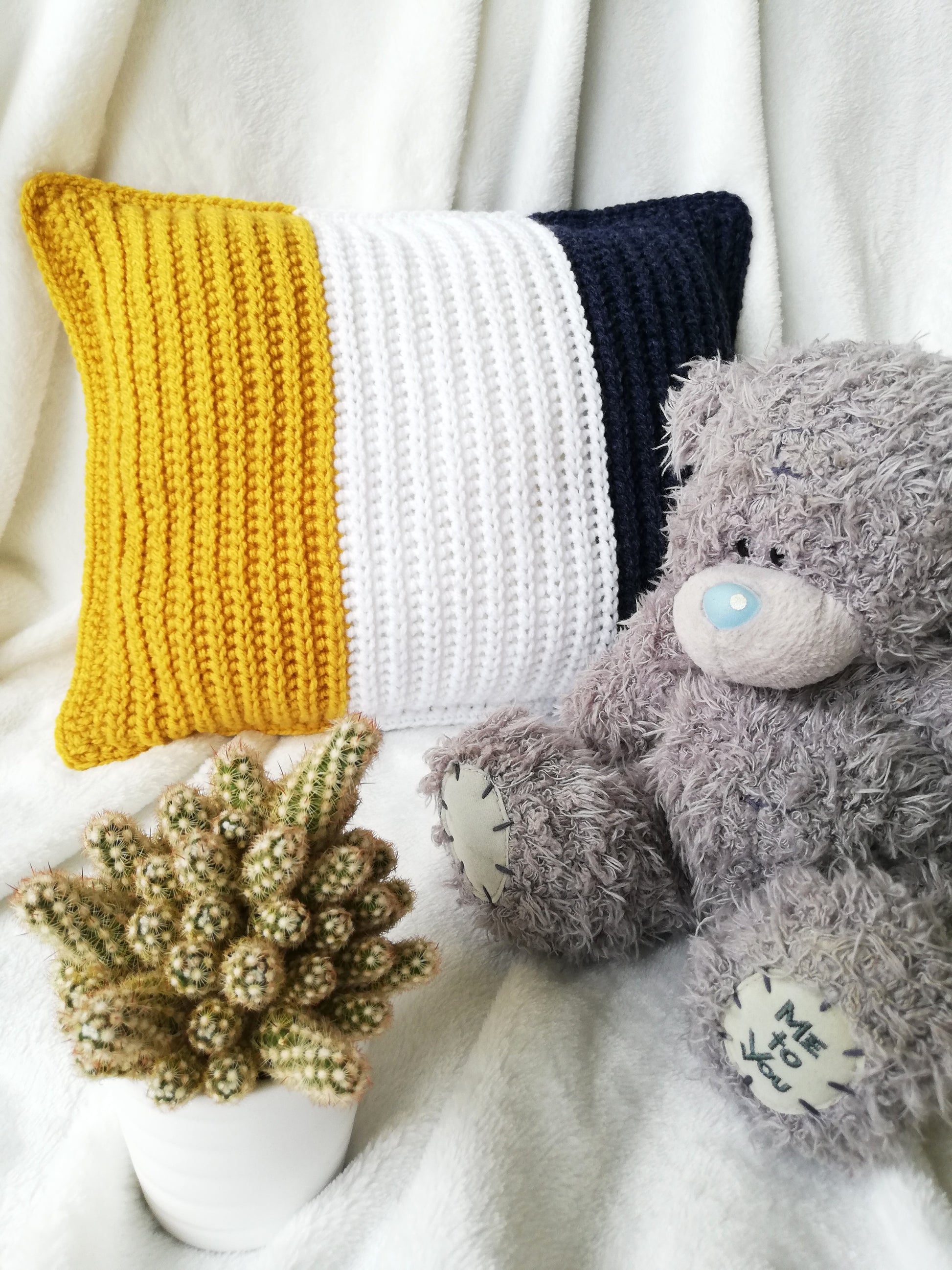 Crochet pattern: easy three color pillow