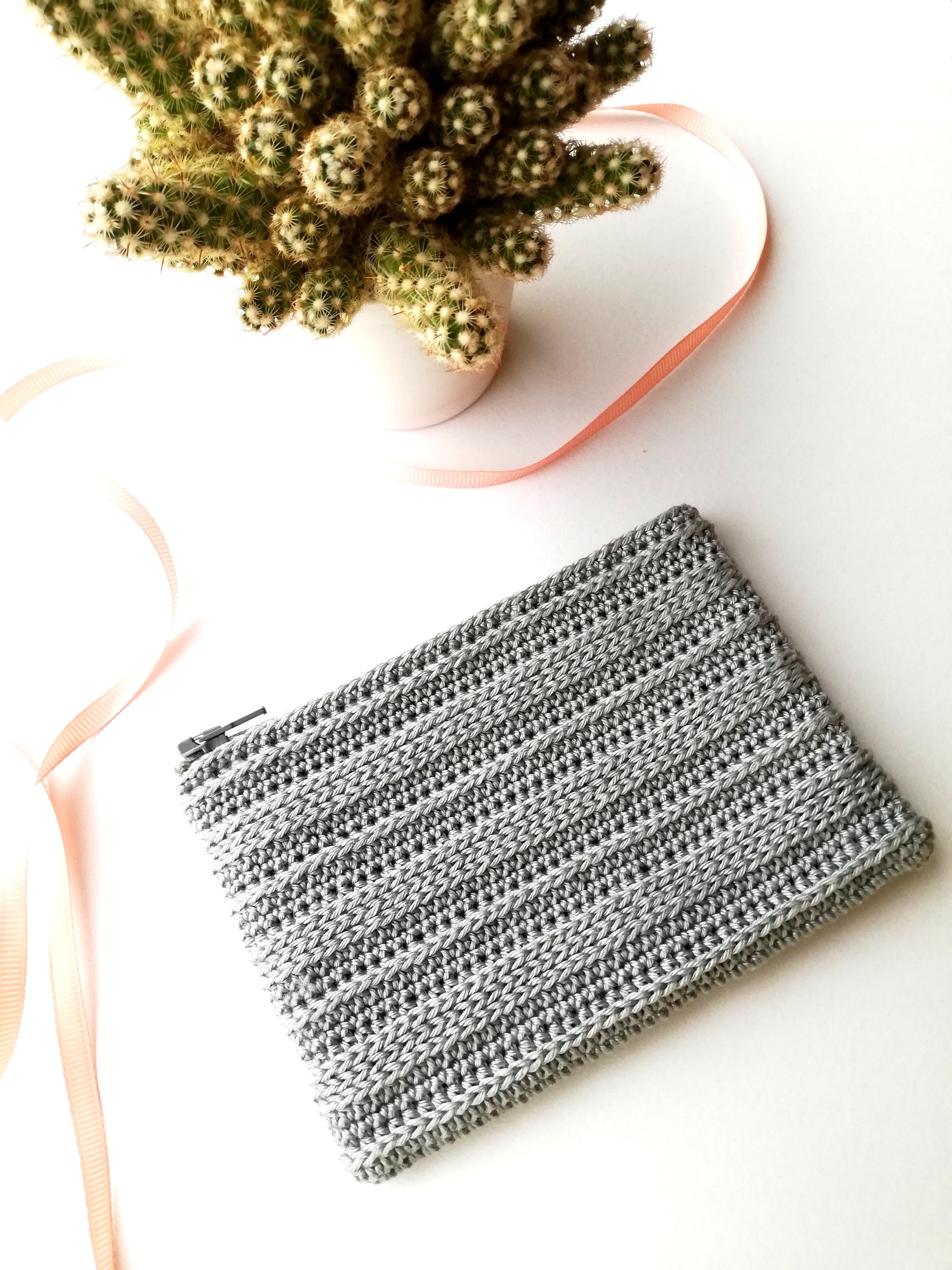 Crochet pattern: textured striped pouch