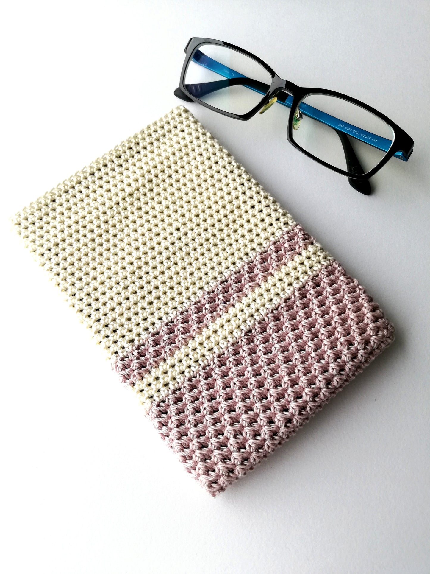 Crochet eReader case Trinity