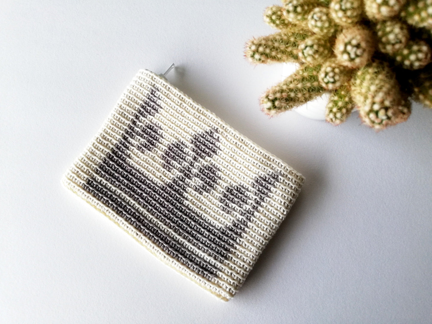 Monedero “Corona” con zipper en crochet tapestry