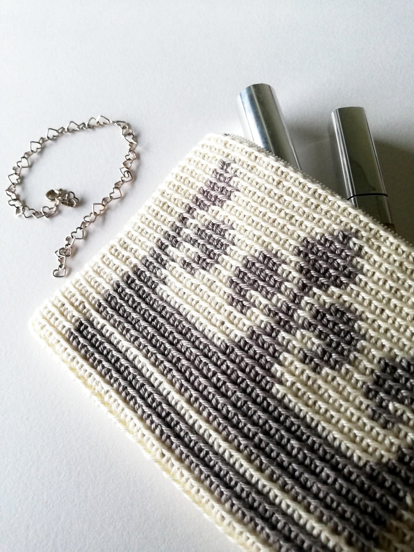 Monedero “Corona” con zipper en crochet tapestry