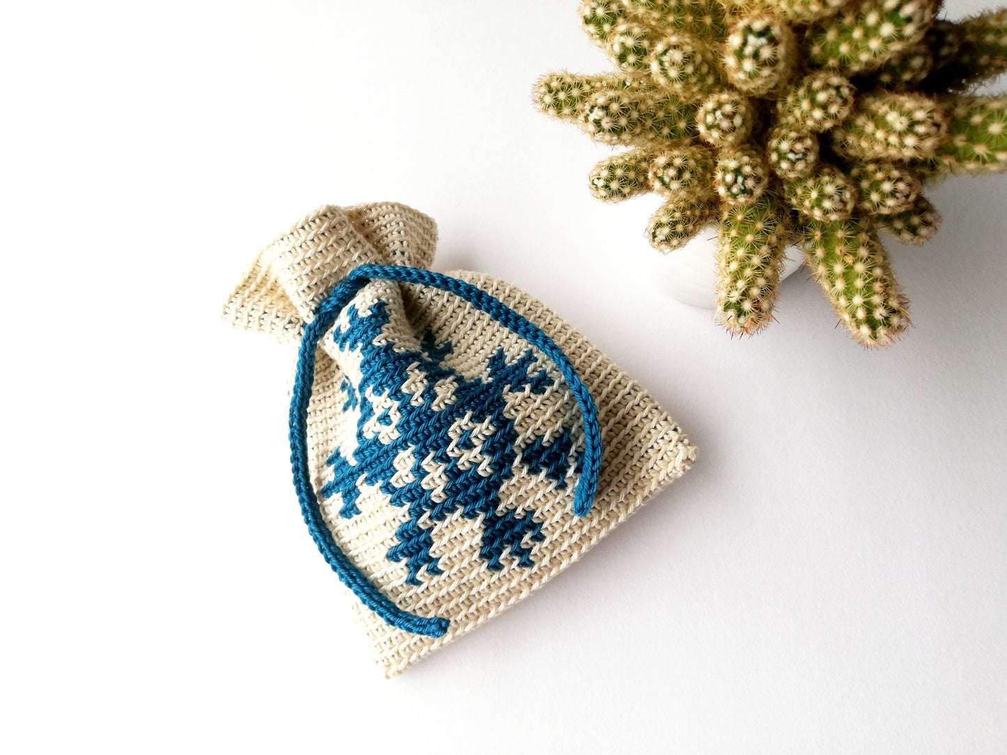 Bolsita con cordón en crochet tapestry Copo de nieve