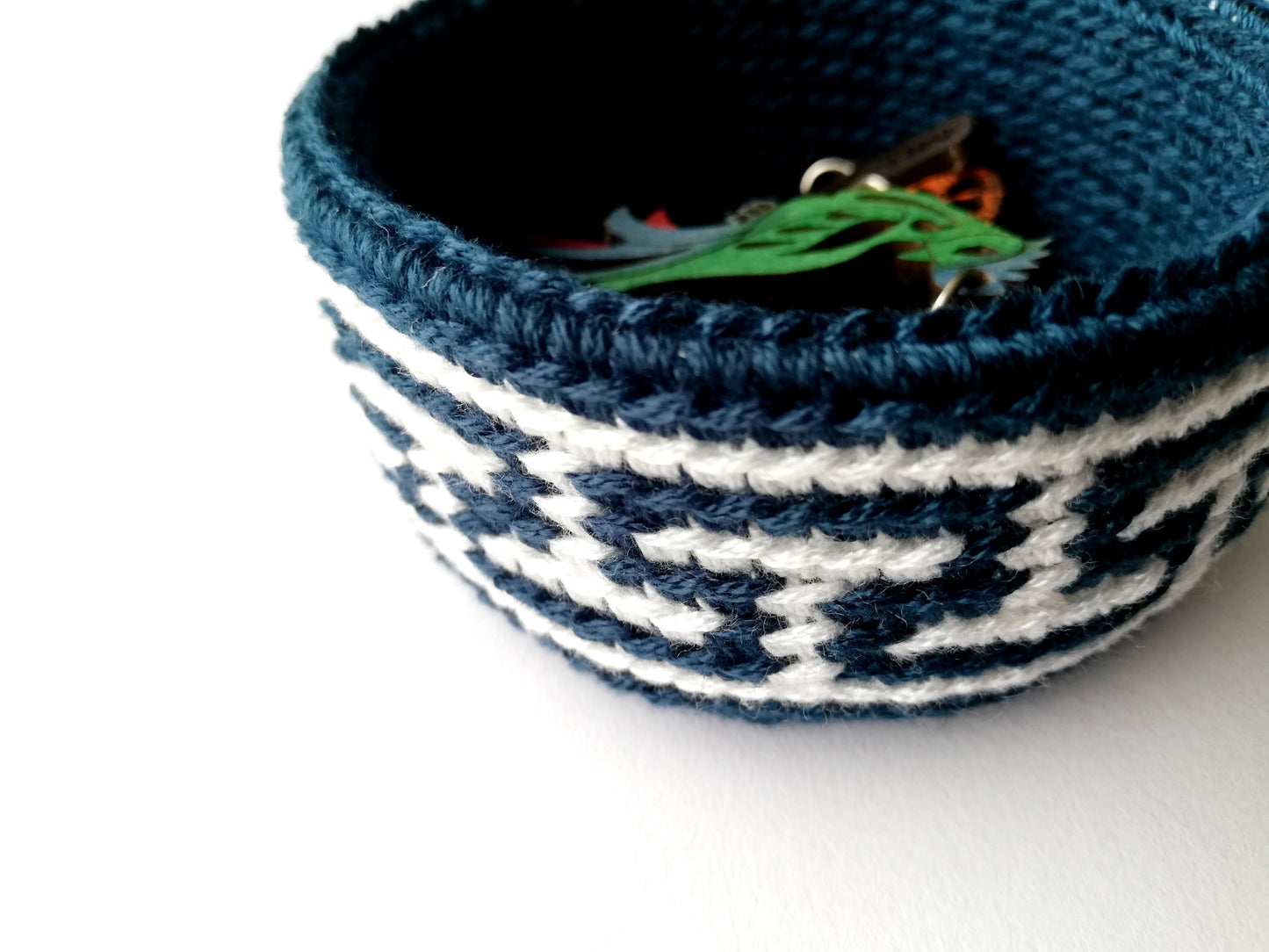 Canasta en crochet tapestry Meandro