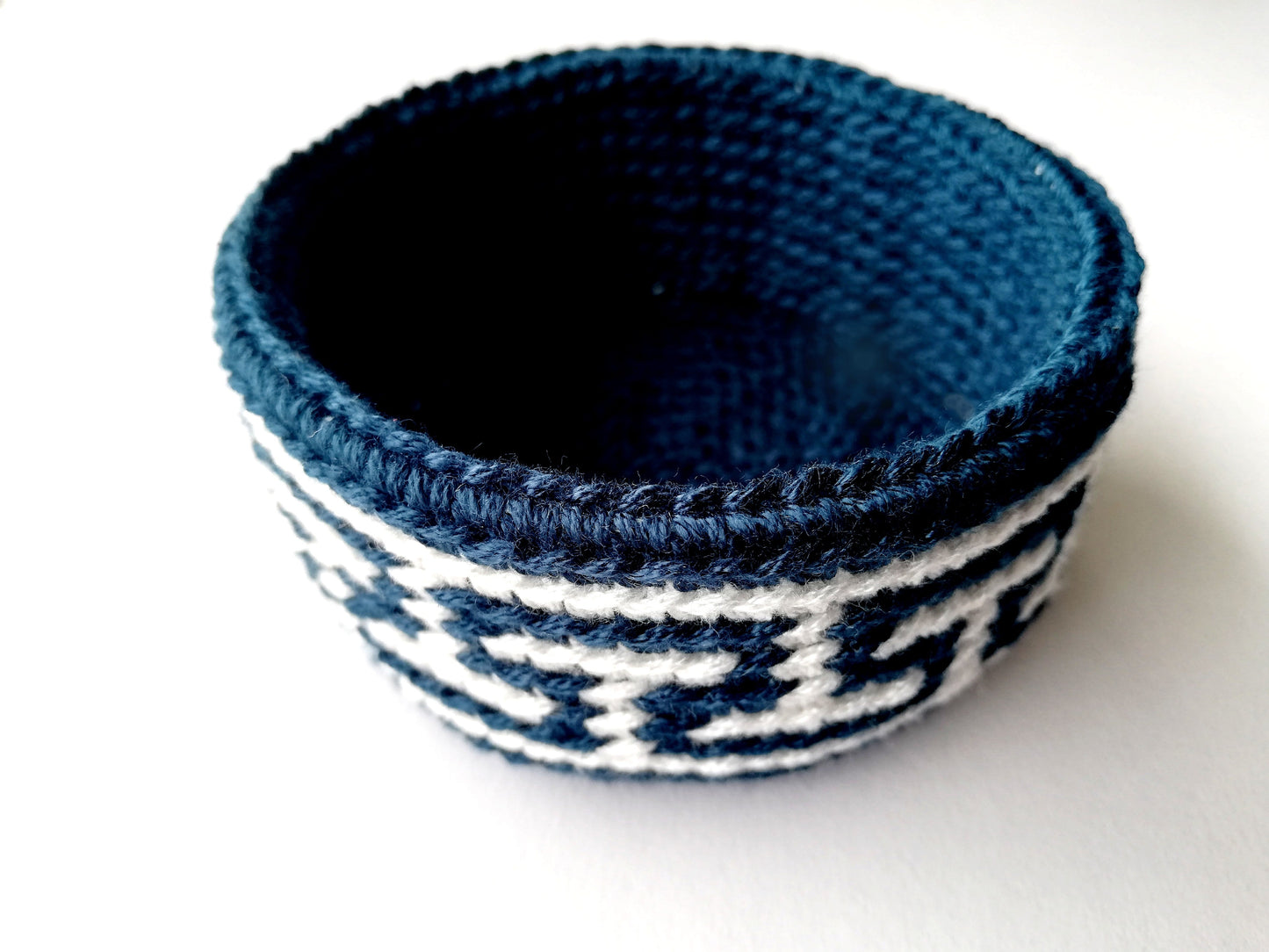 Canasta en crochet tapestry Meandro