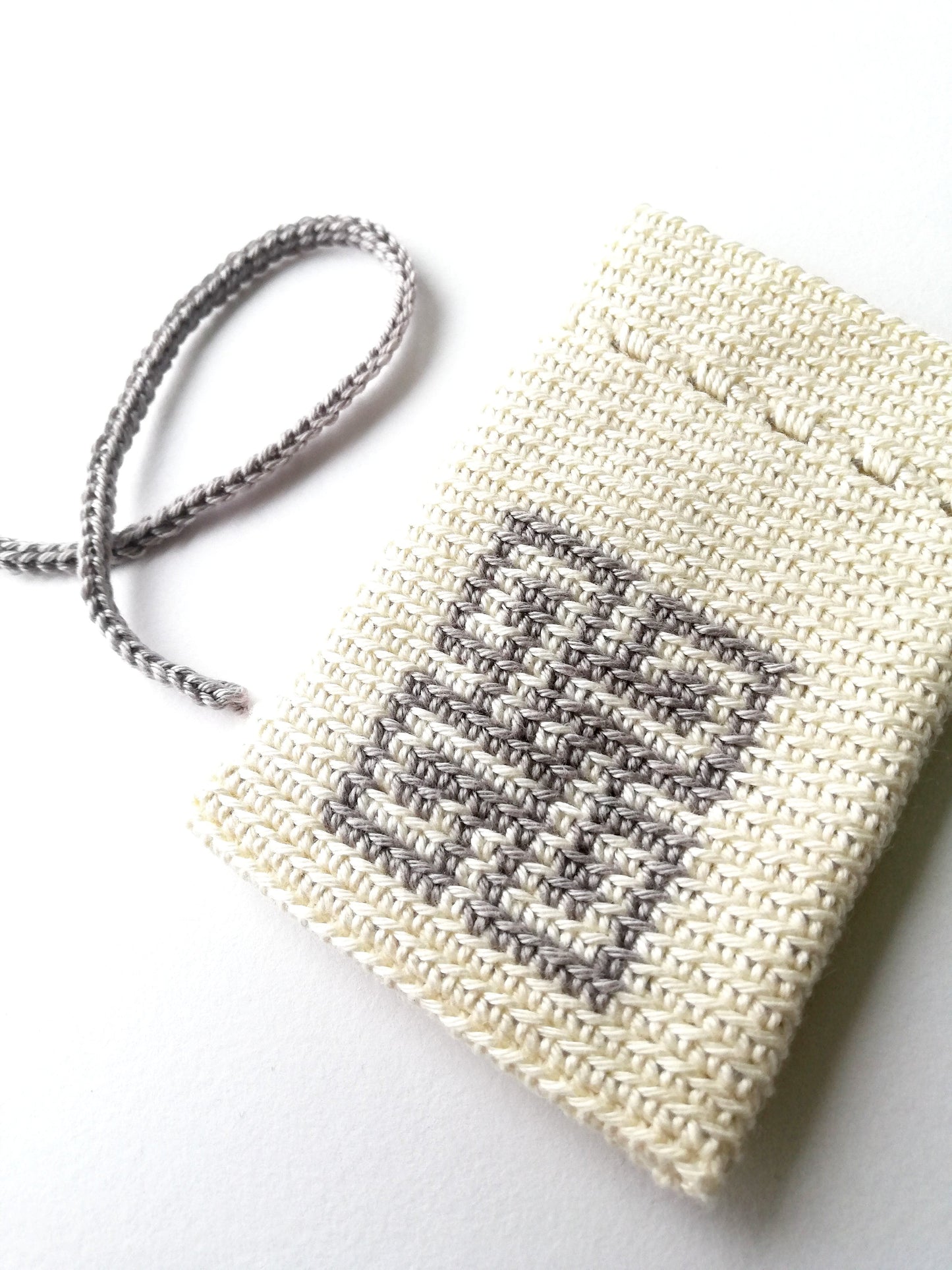 Bolsita con cordón en crochet tapestry con nudo Celta