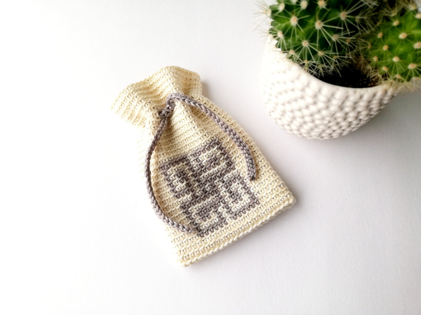 Drawstring crochet bag with a Celtic knot