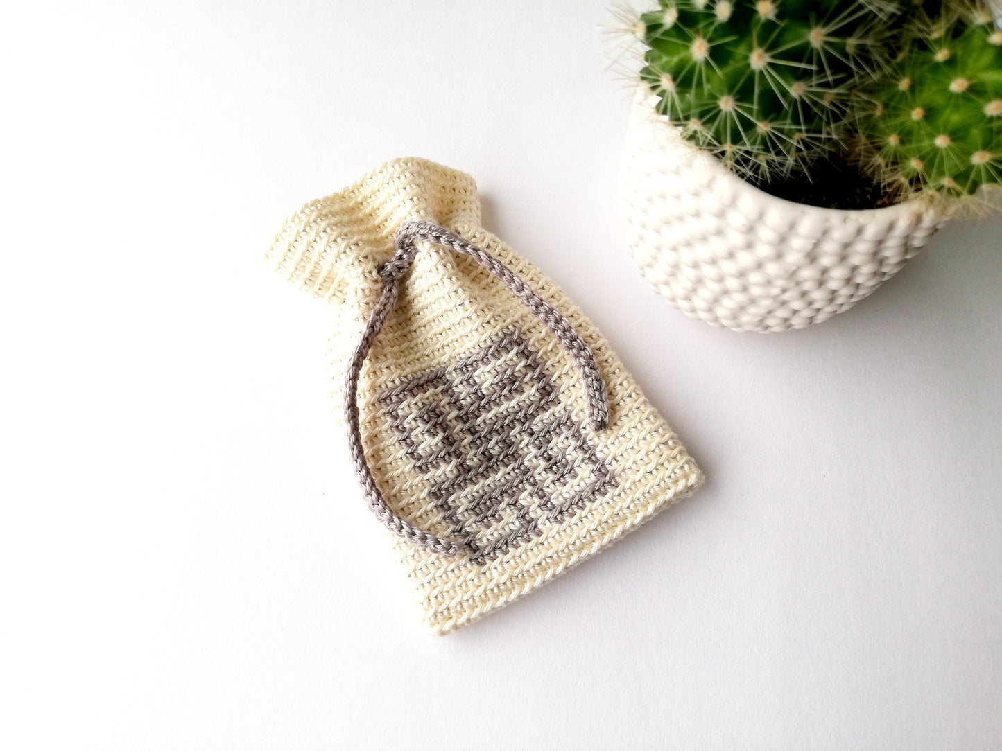 Bolsita con cordón en crochet tapestry con nudo Celta