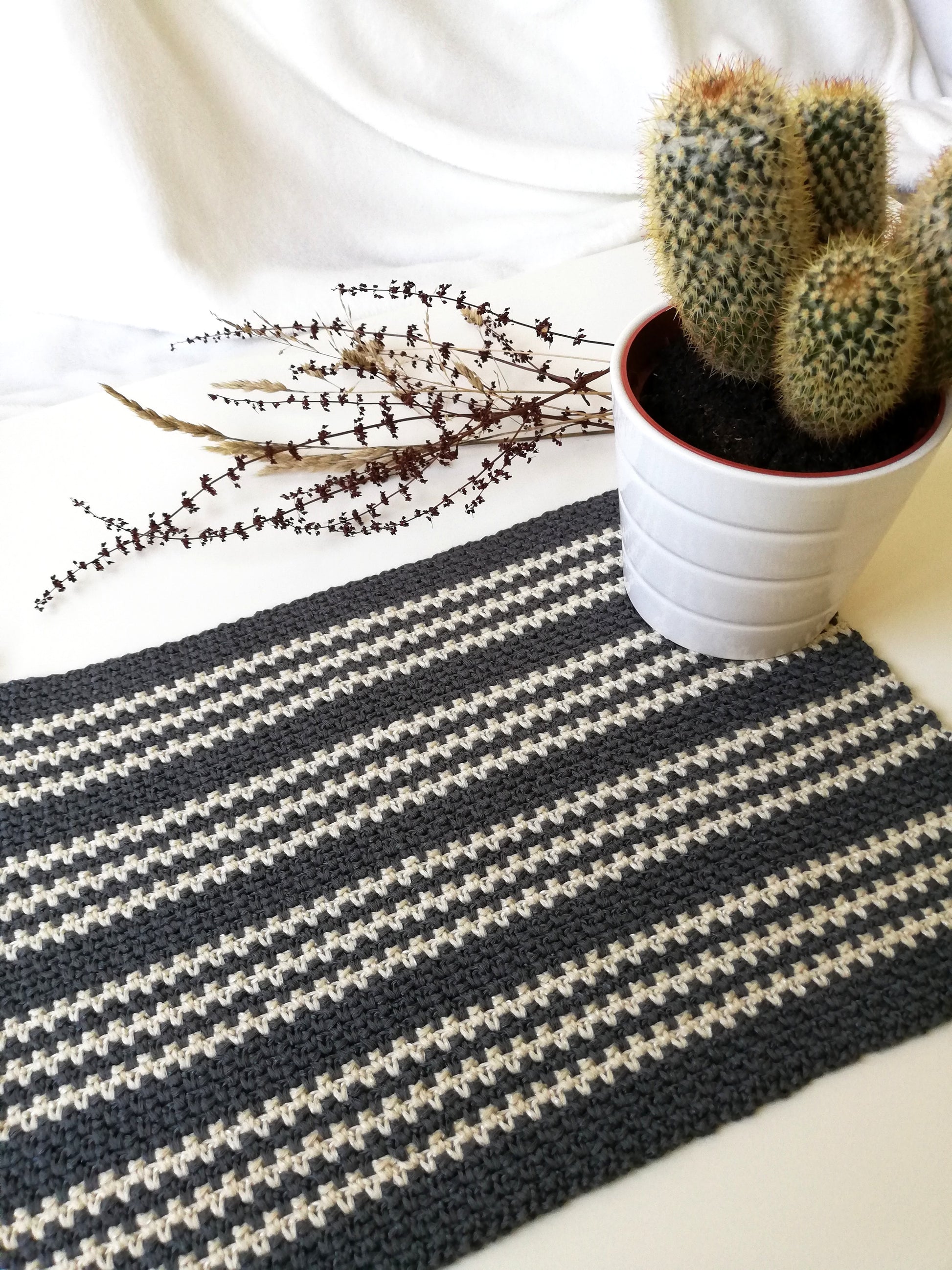Crochet pattern: moss stitch table mat