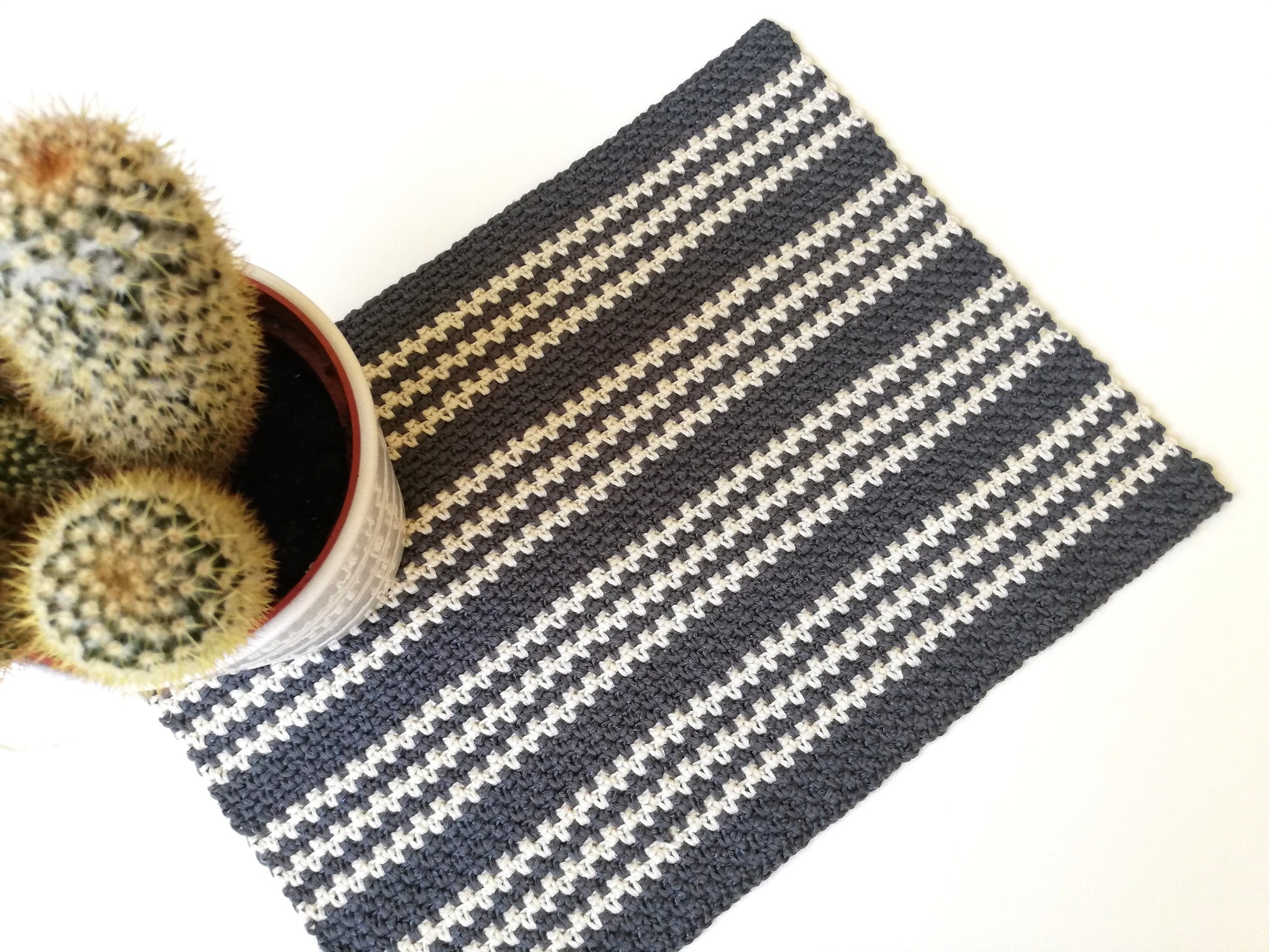 Moss stitch table mat