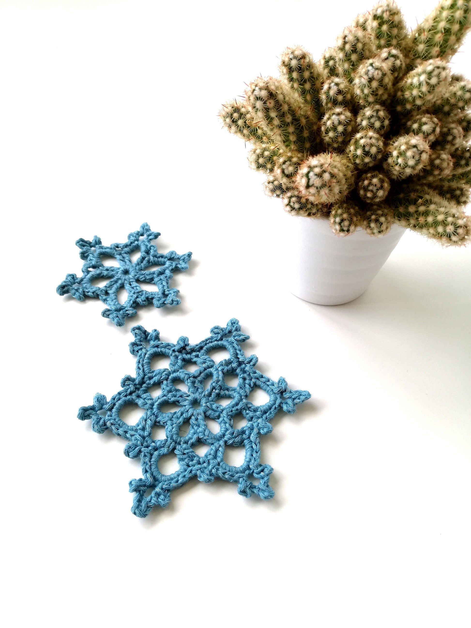 Crochet pattern: snowflakes