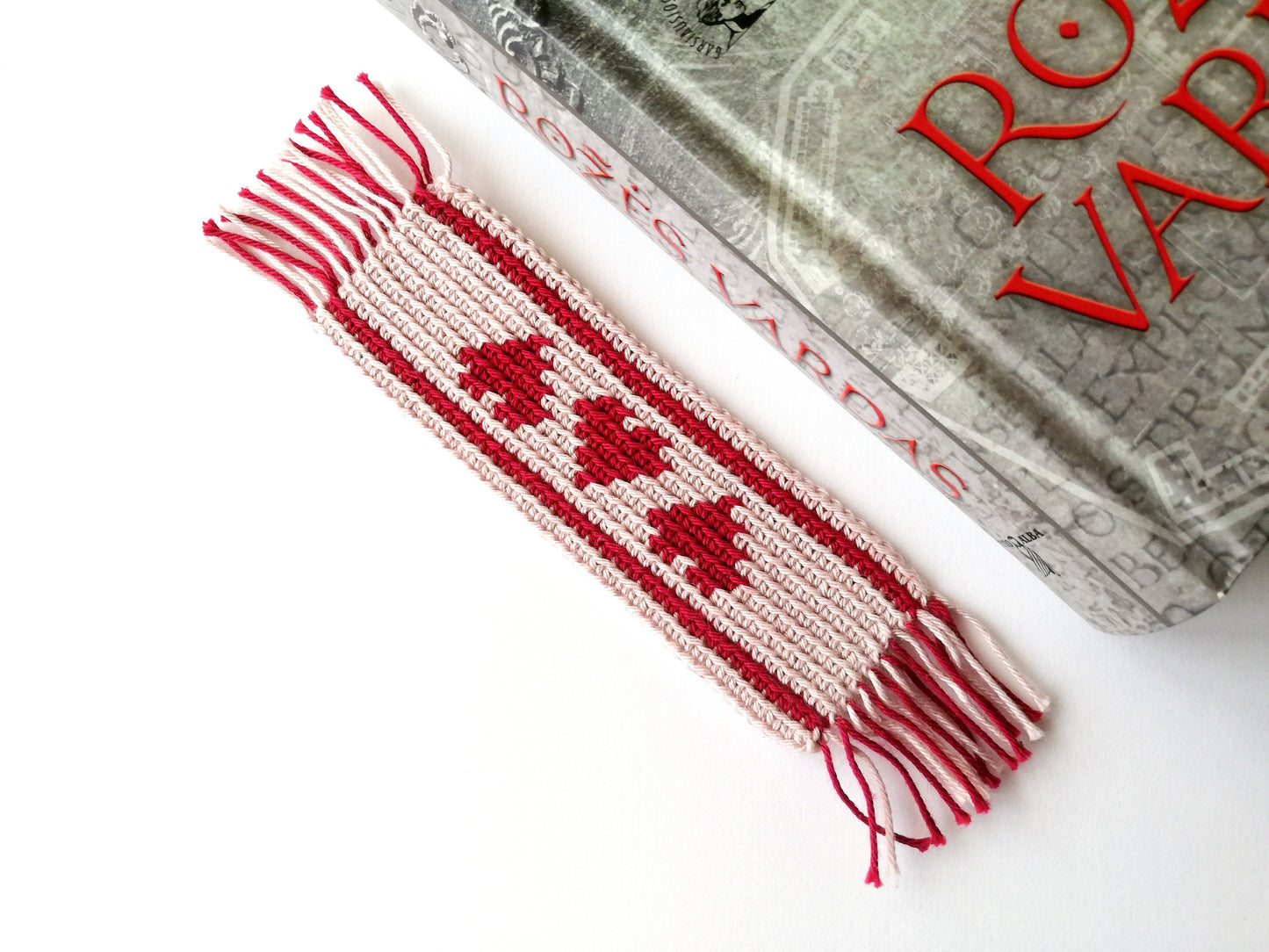 Separador en crochet tapestry con corazones