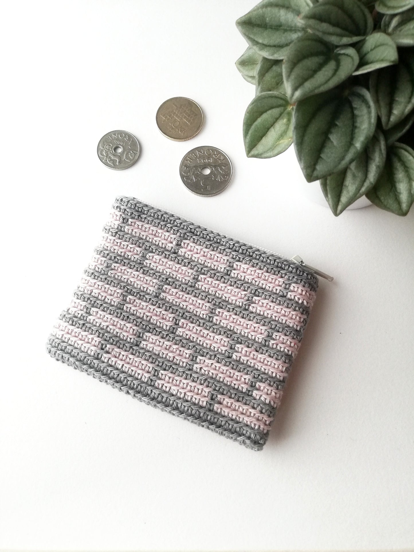 Crochet pattern: Zipper pouch with bricks