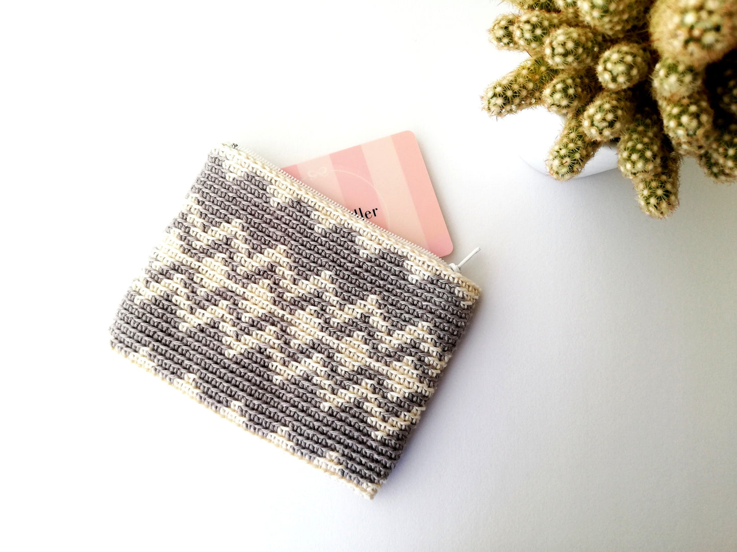 Monedero en crochet con diamantes en zigzag