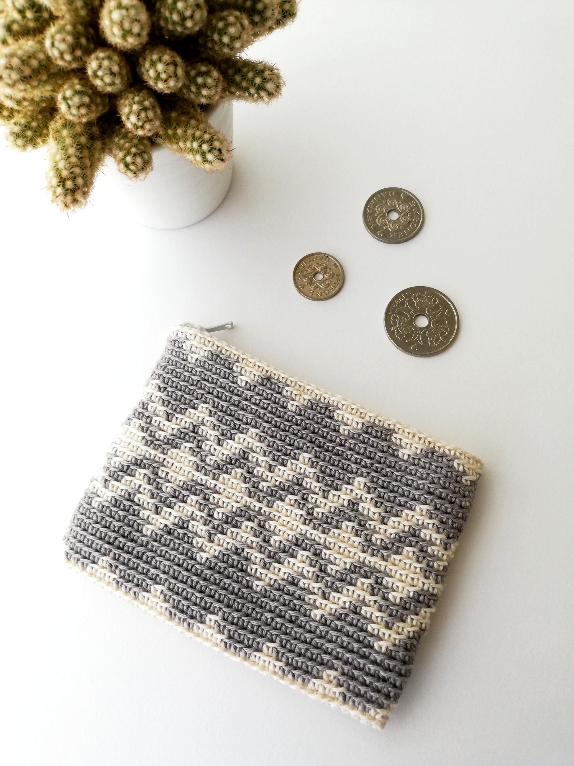 Zigzag diamond pouch