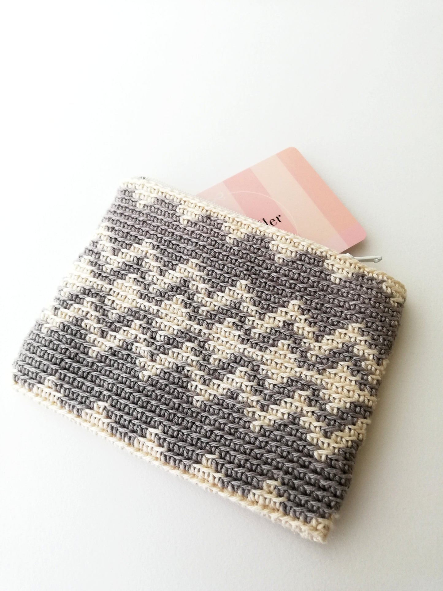 Monedero en crochet con diamantes en zigzag