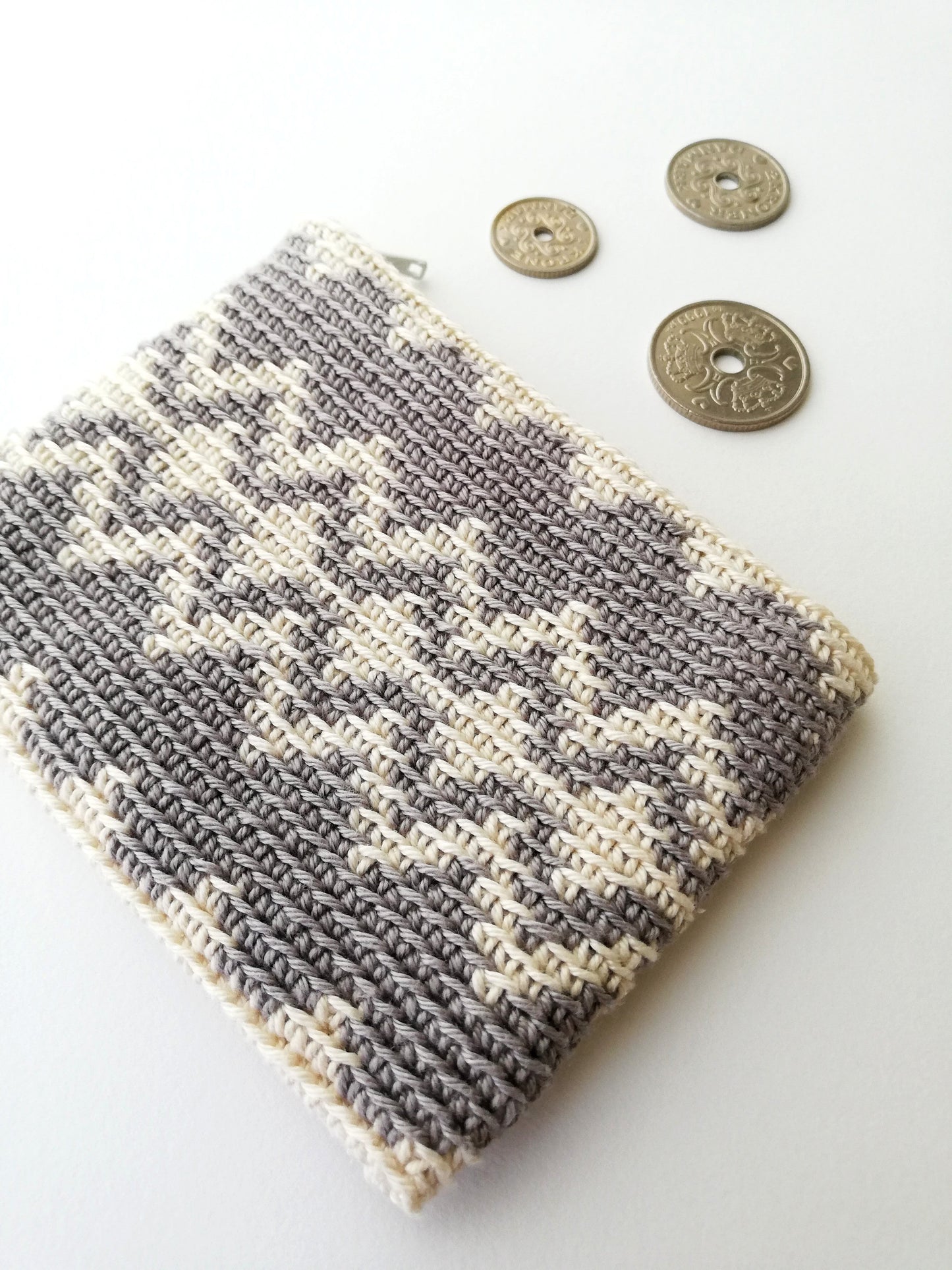 Monedero en crochet con diamantes en zigzag